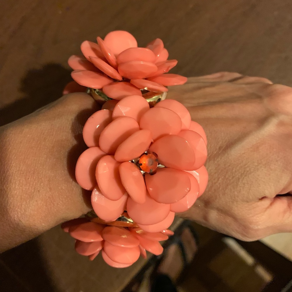 Bracelet coral color